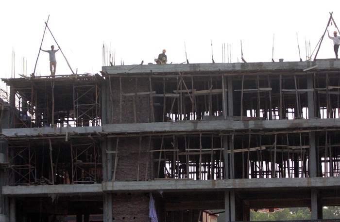 Những người thợ xây vắt vẻo trên những tầng cao của nhiều công trường mà không có bất kì thiết bị bảo hộ nào.